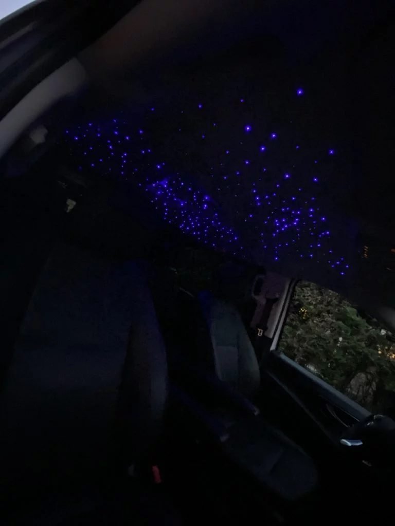 Sterrenhemel in het dak van een auto met blauwe verlichting