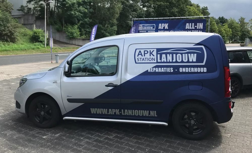 Bedrijfsbus van APK Station Lanjouw met logo op de zijkant